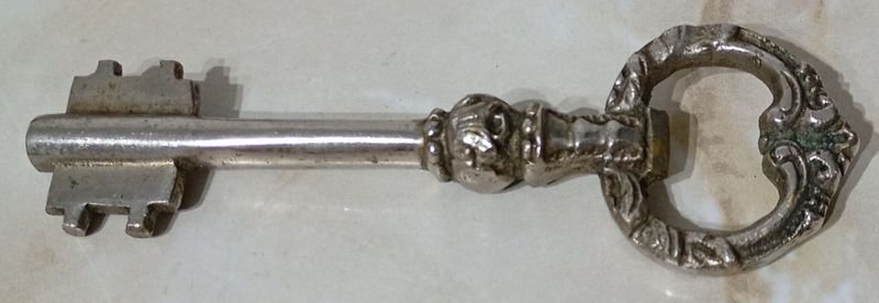 Destapador de metal cromado con forma de llave antigua - imagen 2