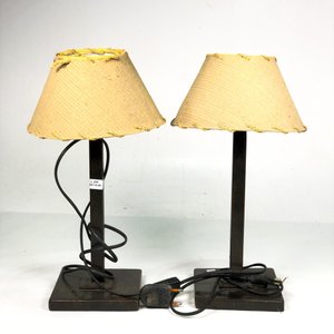 Lote siguiente: Par de Lámparas de Mesa Metálicas con Pantallas Vintage