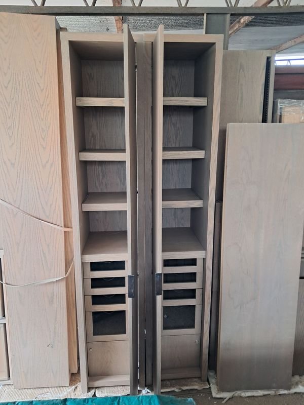 Dos Módulos de Placar Laminado Roble con Estantes y Cajones