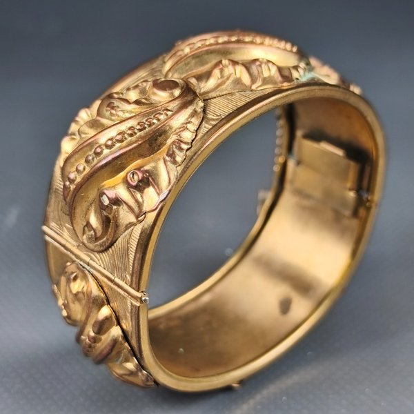 Pulsera Enchapada con Estuche y Apliques en Relieve - imagen 1
