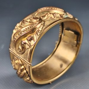 Lote anterior: Pulsera Enchapada con Estuche y Apliques en Relieve