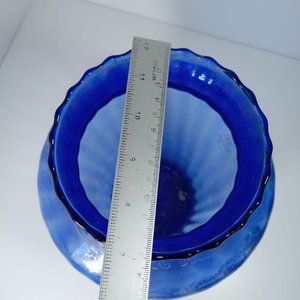 Florero Grande de Vidrio Azul con Diseño en Relieve - imagen 4