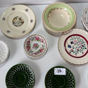Lote de Platos de Cerámica con Diseños Florales y Escenas - imagen 4