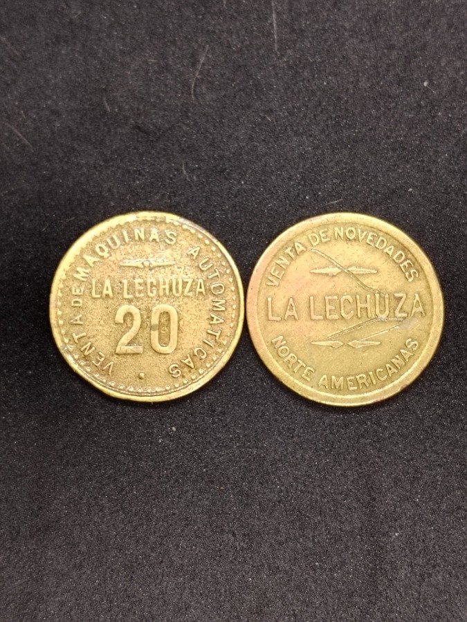Lote de 2 fichas de máquinas automáticas "La Lechuza" de bronce, Buenos Aires