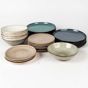 26 Platos de cerámica diferentes colores crema, azul, verde y marrón. Medidas: 21 cm - imagen 1