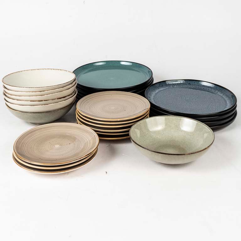 26 Platos de cerámica diferentes colores crema, azul, verde y marrón. Medidas: 21 cm