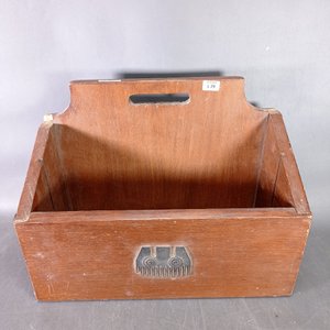 Lote siguiente: Revistero de Madera con Adorno de Peine de Esquilador