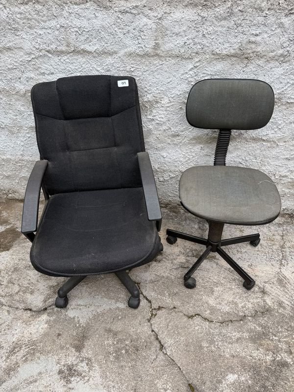 Dos Sillas de Escritorio Negras y Grises con Detalles