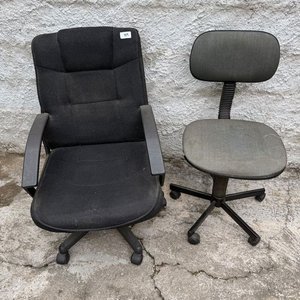 Lote siguiente: Dos Sillas de Escritorio Negras y Grises con Detalles