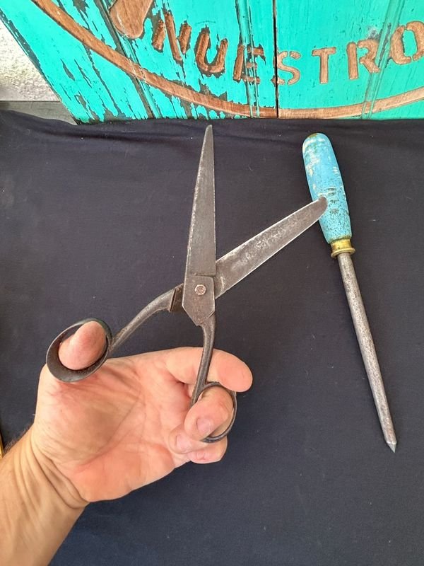 Tijeras antiguas y silla de mano - imagen 3
