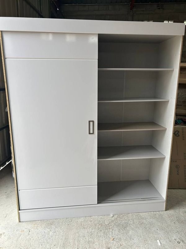 Gabinete blanco de dos puertas con estanterías y liquidación comercial - imagen 3