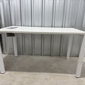 Escritorio Blanco Moderno con Estructura Metálica y Tapa de Madera - imagen 3