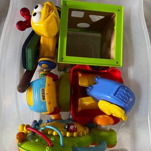 Caja con Juguetes Varios para Bebés y Niños Pequeños - imagen 2
