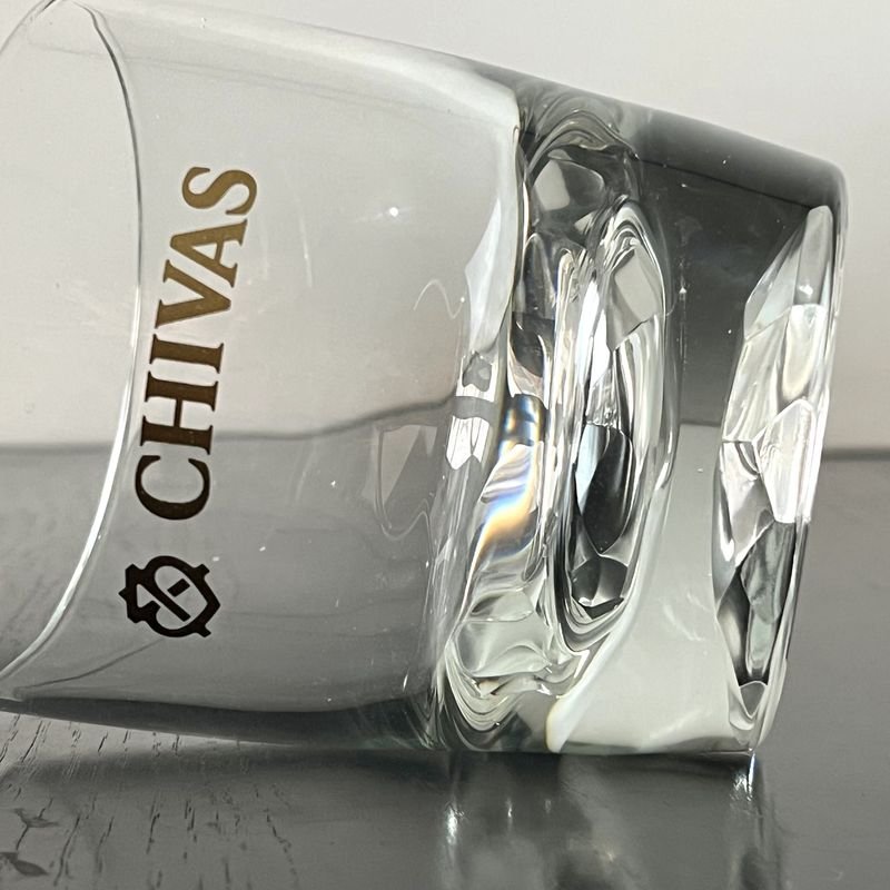 Hielera en acero inoxidable pesada con asa y pinza y vasos de whisky marca Chivas - imagen 3