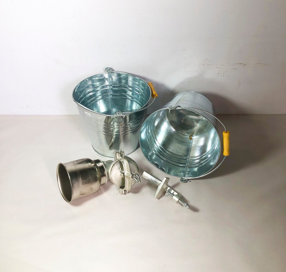 Molinillo con avería y dos baldes galvanizados