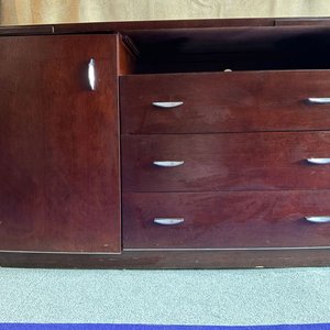 Cómoda Minibar Laqueada Frente Curvo con 3 Cajones y Espacio Frigobar - imagen 1