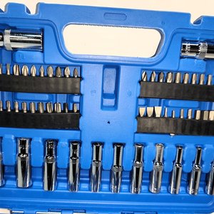 Juego de 82 Piezas de Dados y Llave Cricket en Valija Azul - imagen 4