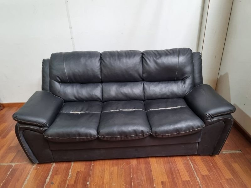 Sillón de 3 Cuerpos Tapizado en Simil Cuero Negro
