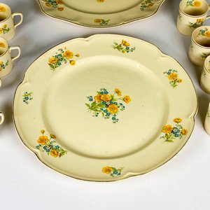 Diez piezas de loza inglesa, bandejas y pocillos cafe - imagen 4