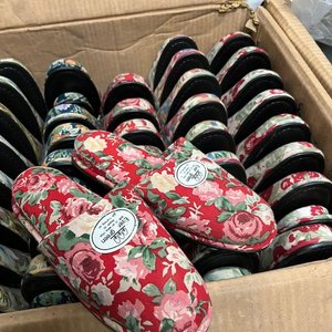 Lote de Más de 80 Pares de Pantuflas y Calzado Variado - imagen 3