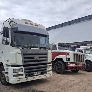 Lote siguiente: Camión Cama Larga Blanco y Rojo