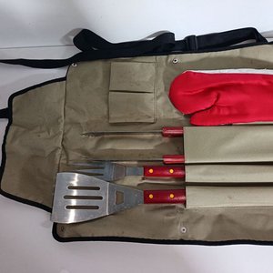 Set de Parrilla con Delantal y Utensilios - imagen 1
