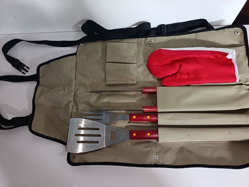 Set de Parrilla con Delantal y Utensilios