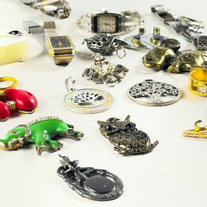 Lote de Joyas y Relojes: Caravanas, Colgantes y Prendedores - imagen 3