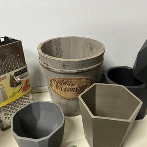 Lote Variado: 8 Macetas, 2 Ralladores, 4 Bandejas, 2 Perchas y 5 Carteras - imagen 10