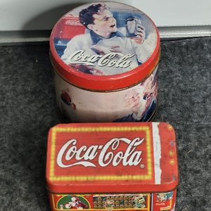 Dos Latas Metálicas Decorativas Coca-Cola Vintage - imagen 2