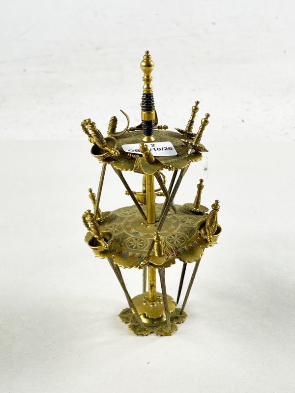 Soporte de Bronce de Dos Niveles con Pinchos y Detalles Decorativos - imagen 1