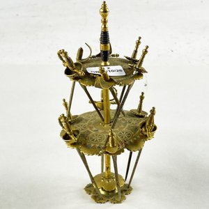 Lote siguiente: Soporte de Bronce de Dos Niveles con Pinchos y Detalles Decorativos