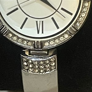Reloj Anne Klein Grand Crystal Collection con Bisel Engastado - imagen 3