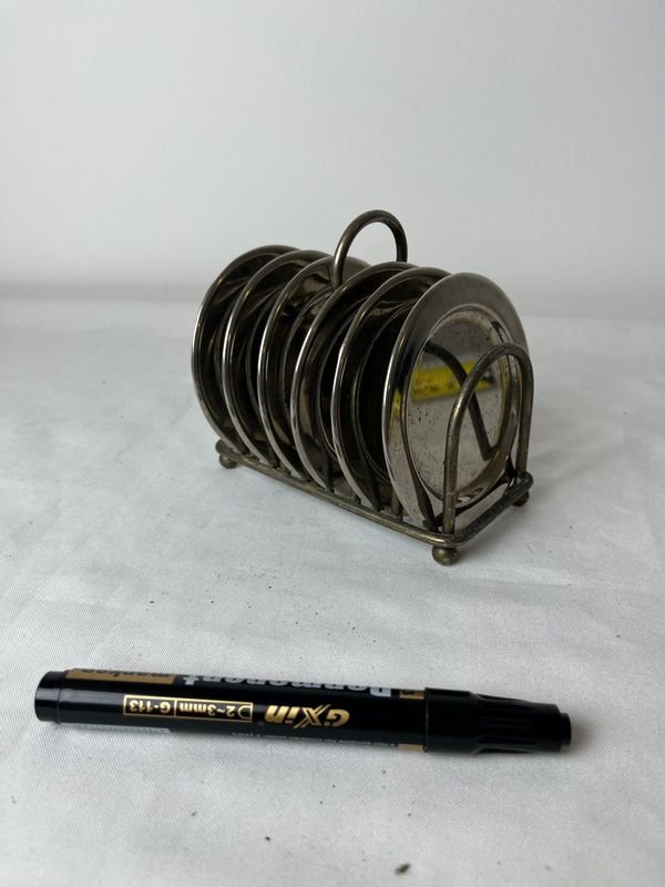 Porta tostadas de metal con diseño elegante - imagen 2