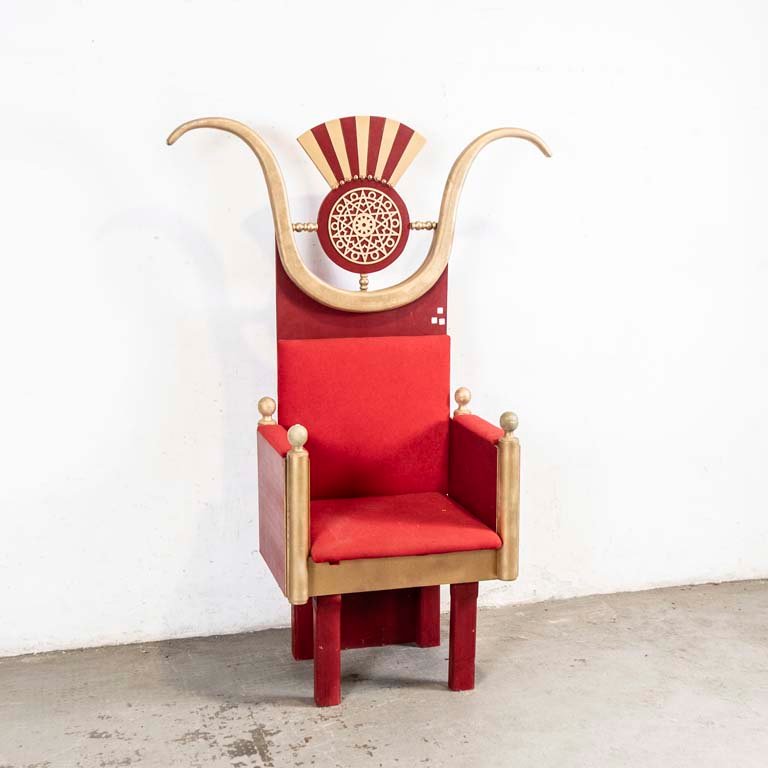 Lote siguiente: Silla fantasía roja y dorada con diseño en la pintura