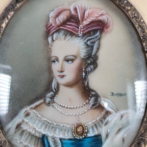 Par de Miniaturas Pintadas a Mano y Firmadas con Marcos de Bronce Estilo Francés - imagen 10