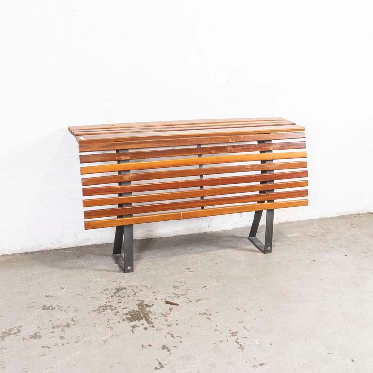 Lote siguiente: Banco de madera y metal con respaldo para bancas