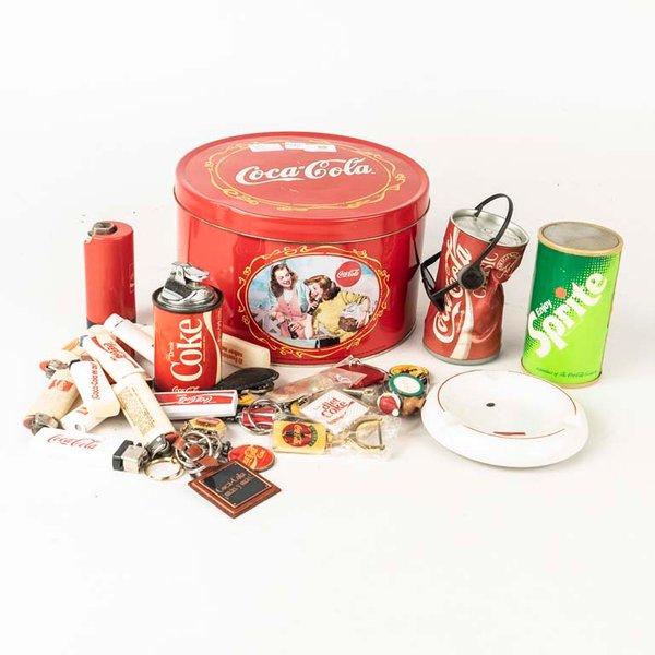 Lote de Artículos Coleccionables Coca-Cola: Lata, Cenicero, Llaveros, Encendedores y Radio