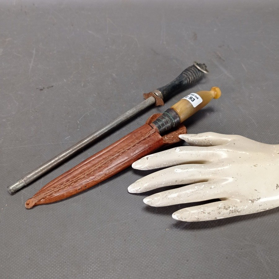 Cuchillo con vaina de cuero y cabo de madera - imagen 4