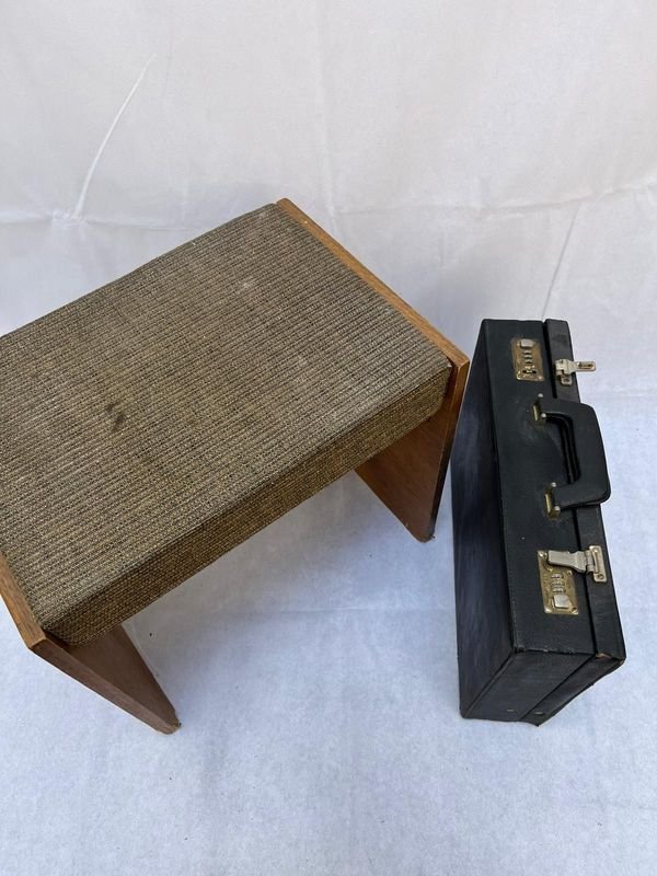 Maletín Antiguo con Combinación y Mesita o Banquito - imagen 4
