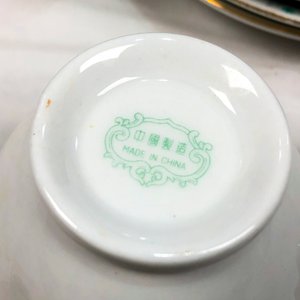 Juego de Porcelana Blanca con Guarda Floral Verde y Dorada: Tetera, Lechera, Azucarero, Tazas y Platitos (15 Piezas) - imagen 5