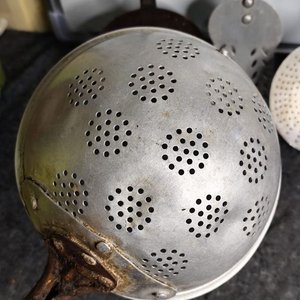 Lote de 5 Utensilios de Cocina Antiguos: Espumaderas y Colador de Aluminio Sellado Egan - imagen 4