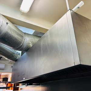 Lote #038 – Campana en Ac/Inox de alto calibre con sistema de extracción y sistema de inyección de aire, tiene filtros, ductos y separación lateral de Ac/Inox - imagen 3