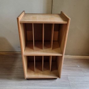 Lote siguiente: Mueble Organizador de Madera con Divisiones y Ruedas