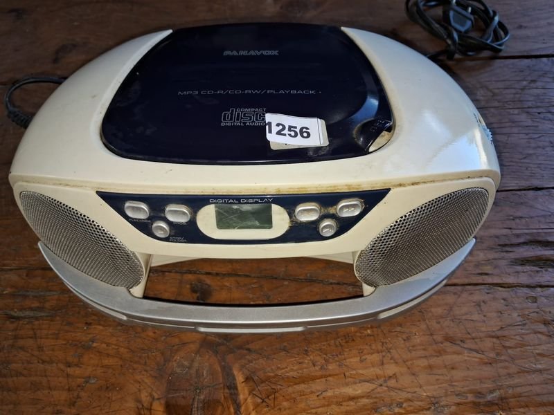 Radio CD Panavox Vintage con Digital Display y Botones - imagen 3