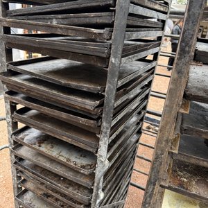 Estantería Industrial Metálica con Bandejas y Trípodes - imagen 4
