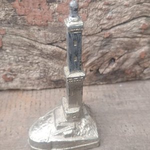 Lote de 4 Adornos Coleccionables: Mitad del Mundo, Basílica Sacré-Cœur, Virgen María y Faro - imagen 5