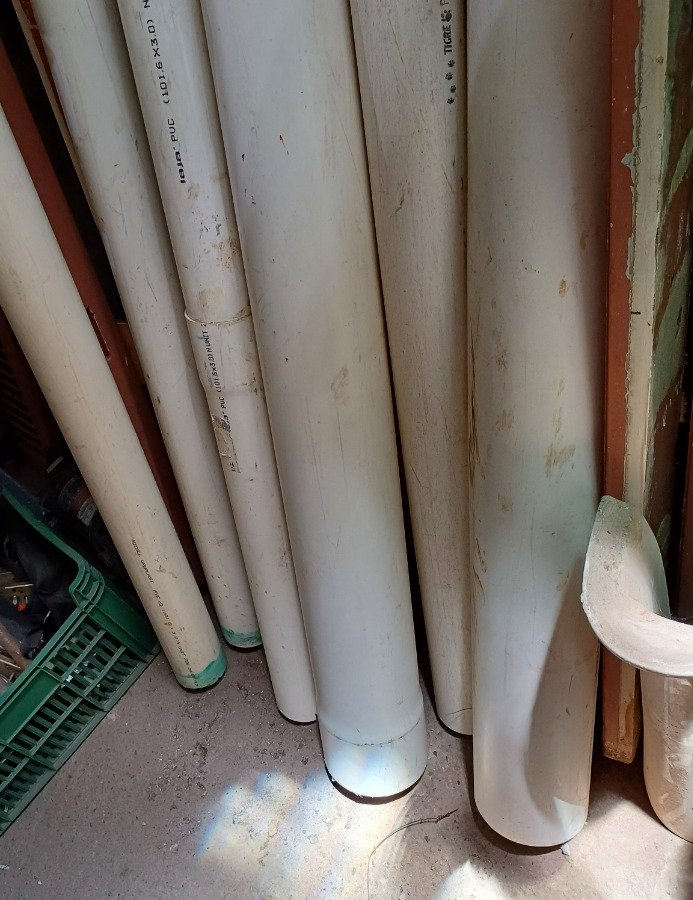 Seis tramos de caños en PVC usados para la construcción - imagen 10