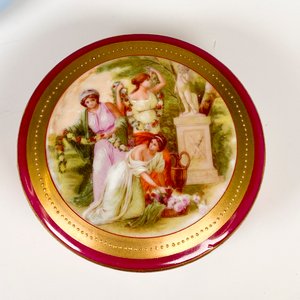 Dos Cofres de Porcelana Francesa Limoges y Checa con Decoración Floral y Damas - imagen 4