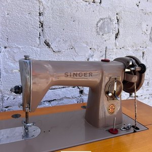 Máquina de Coser Singer Antigua con Mueble de Madera - imagen 3